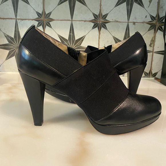 Adrienne Vittadini Platform Black Leather Shooties - Picture 2 of 14